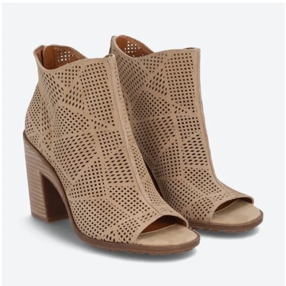 Lucky Brand Tan Heeled Booties with Textured Design - Picture 1 of 10